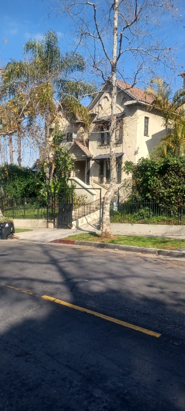 Building Photo - 250 N Kenmore Ave