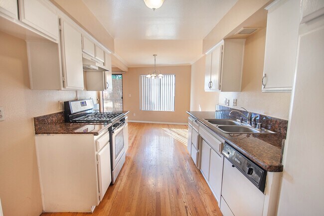Foto del edificio - 12930 Valleyheart Dr