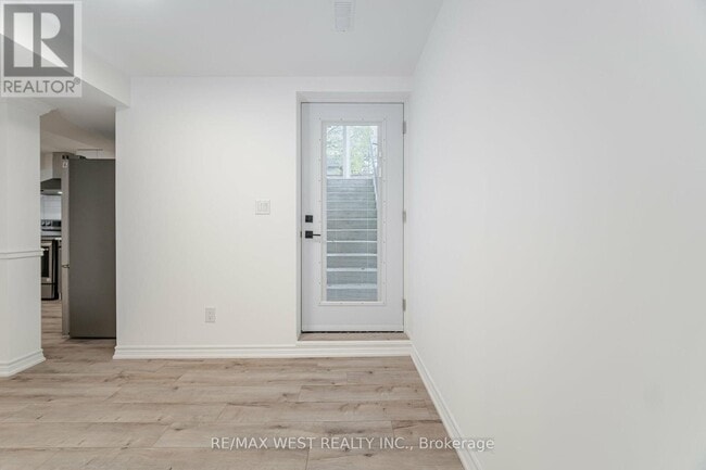 Photo du bâtiment - 5456 Whitehorn Ave