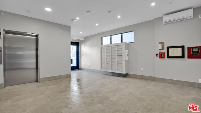 Building Photo - 846 S Mariposa Ave