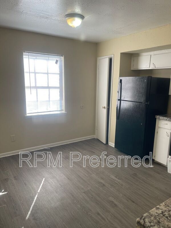Building Photo - 427 Hollyvale Dr