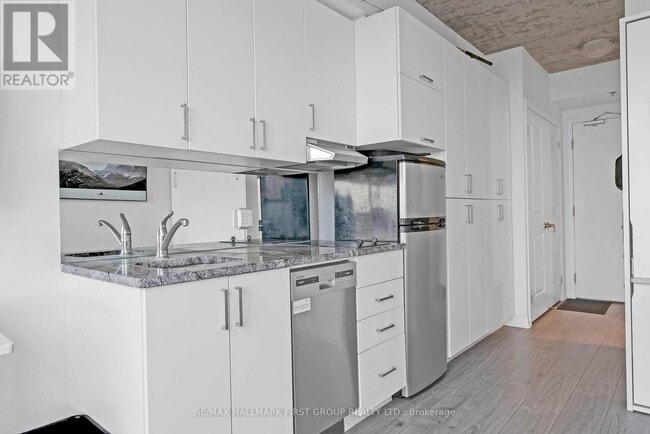 Photo du bâtiment - 1900 Simcoe St N