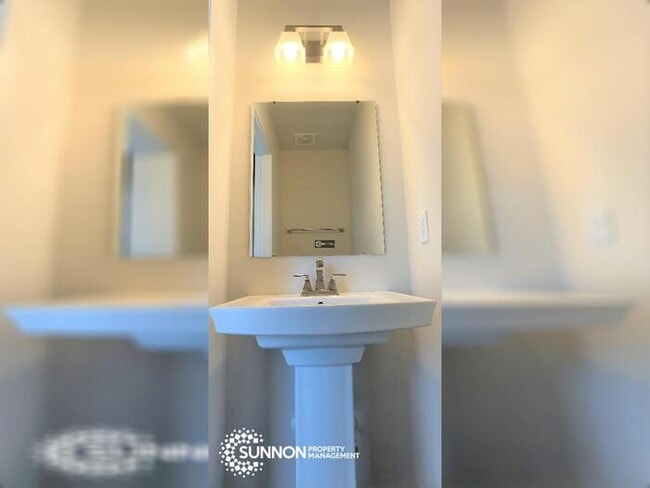 Foto del edificio - Beautiful 4 Story Townhome in South Charlotte!