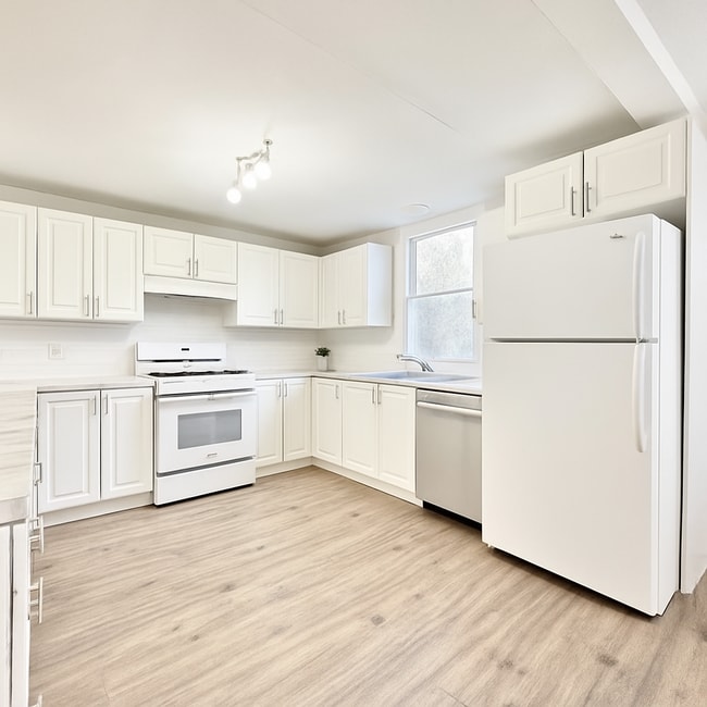 Building Photo - 223 Weir St N