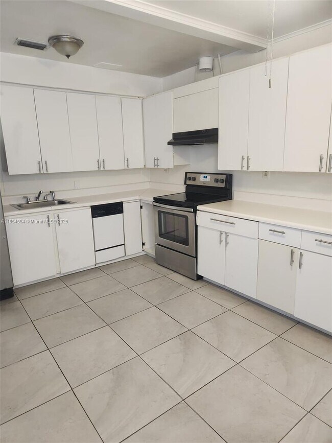 Building Photo - 8918 Collins Ave