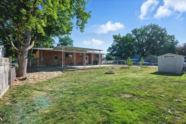 Building Photo - 303 W Pine Ave