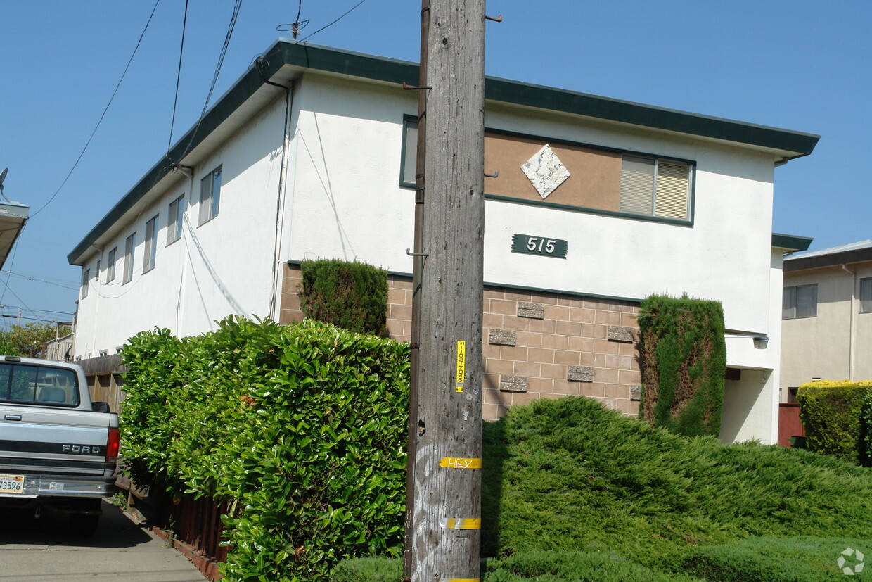 Building Photo - 515 Oak St