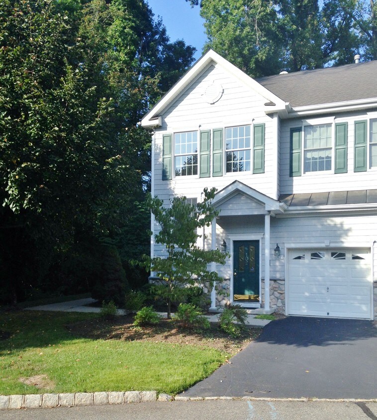 102 Pheasant Run, Old Tappan, NJ 07675 Townhome Rentals in Old Tappan NJ