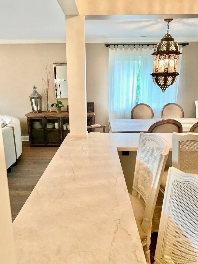 Foto del edificio - Beautiful 2-bedroom & 2-Bathroom Condo in Glenview