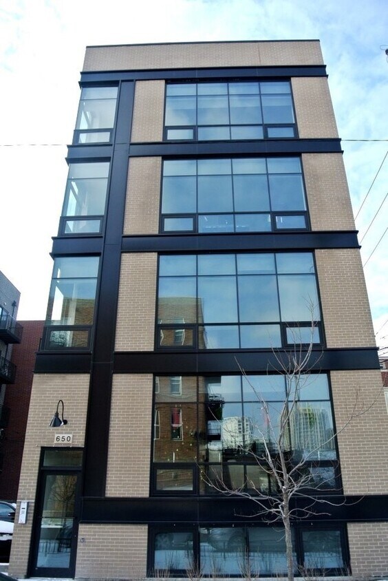 Primary Photo - 650 N Green St