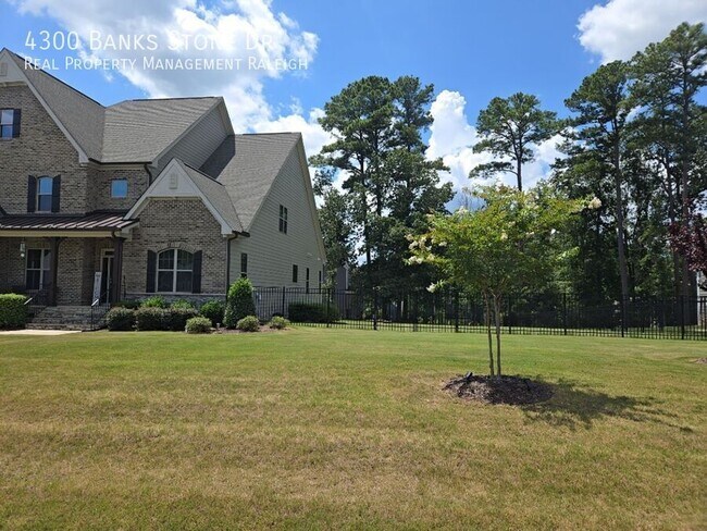 Foto del edificio - 4300 Banks Stone Dr