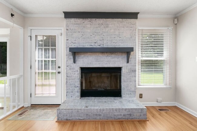 Building Photo - 6180 Lakeway Dr
