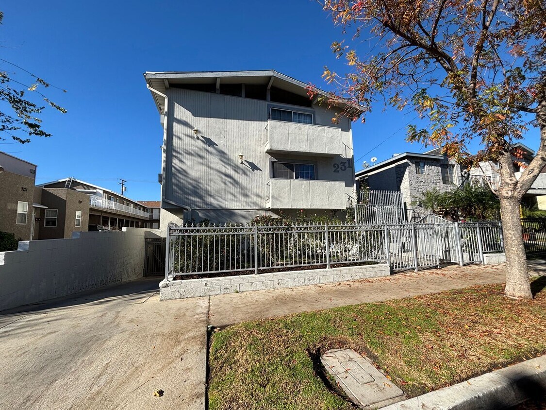 Foto del edificio - 231 W Tujunga Ave