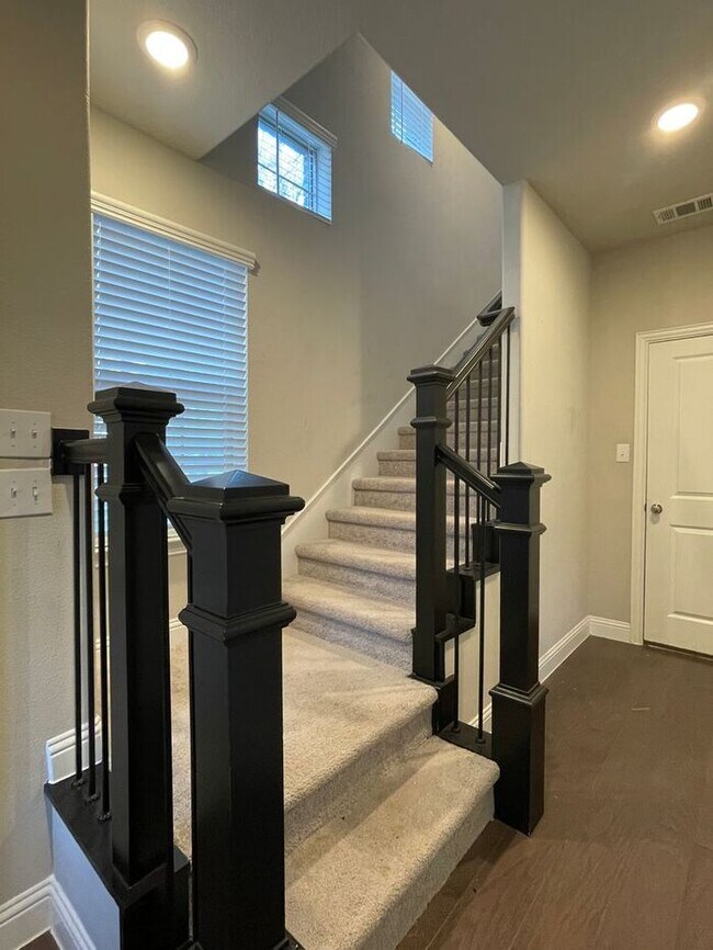 Building Photo - Flower Mound townhome like new ready for o...