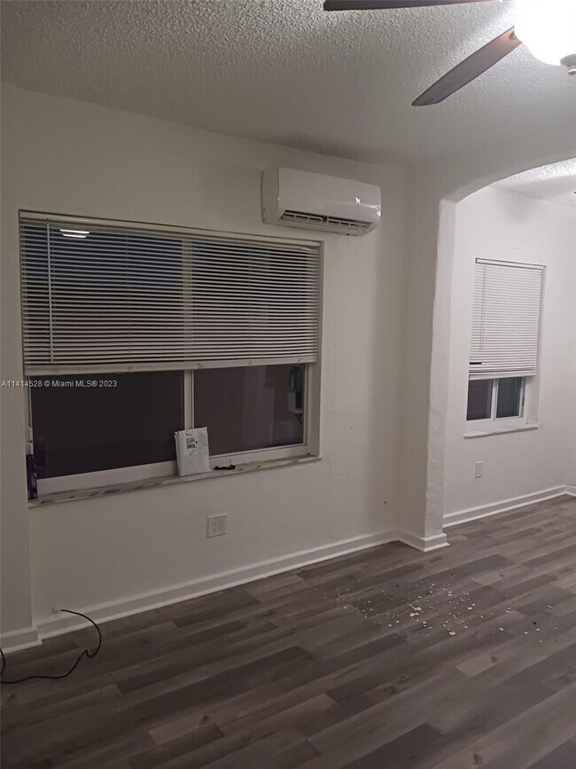 Foto del edificio - 384 Tamiami Canal Rd