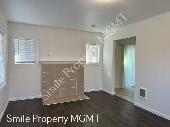 Building Photo - single house