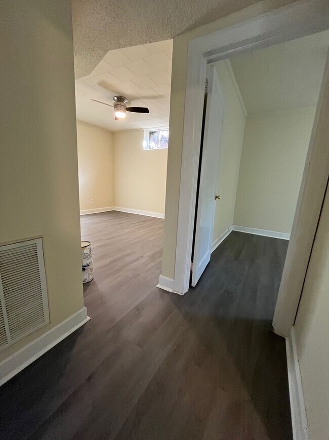 Foto del edificio - Newly Renovated 2BR | 5-Min Walk to UNC & Merritt's