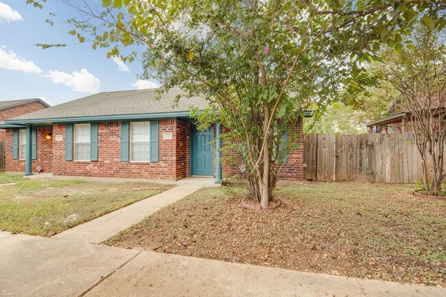 Foto del edificio - NOVEMBER Move in! 2/2 Duplex with fenced i...