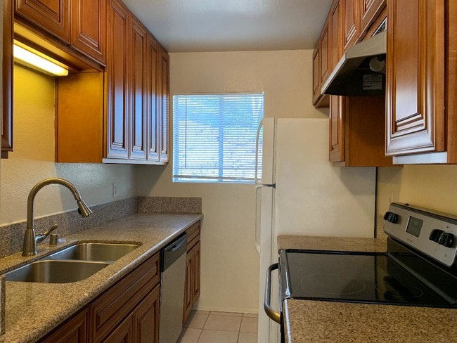Building Photo - 3707 Hilltop Dr