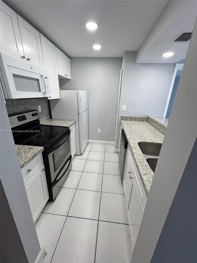 Foto principal - 7035 NW 186th St