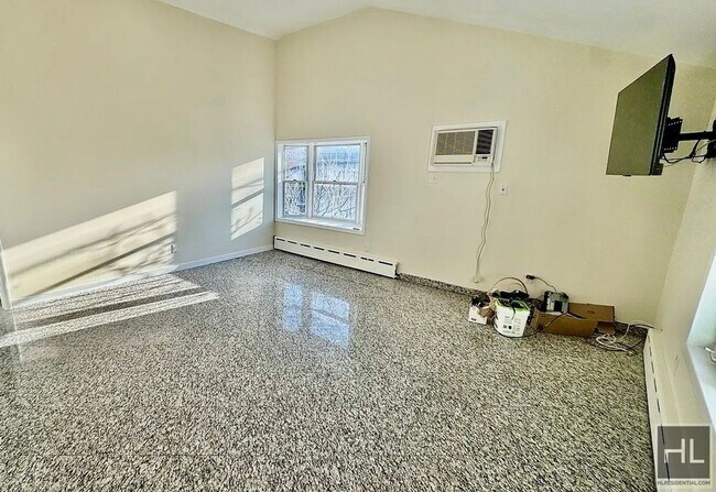 Foto del edificio - 2.5 bedroom, 1 bath with private porch, Dw, microwave & W/D utilities included