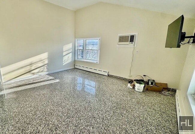 Building Photo - 2.5 bedroom, 1 bath with private porch, Dw, microwave & W/D utilities included