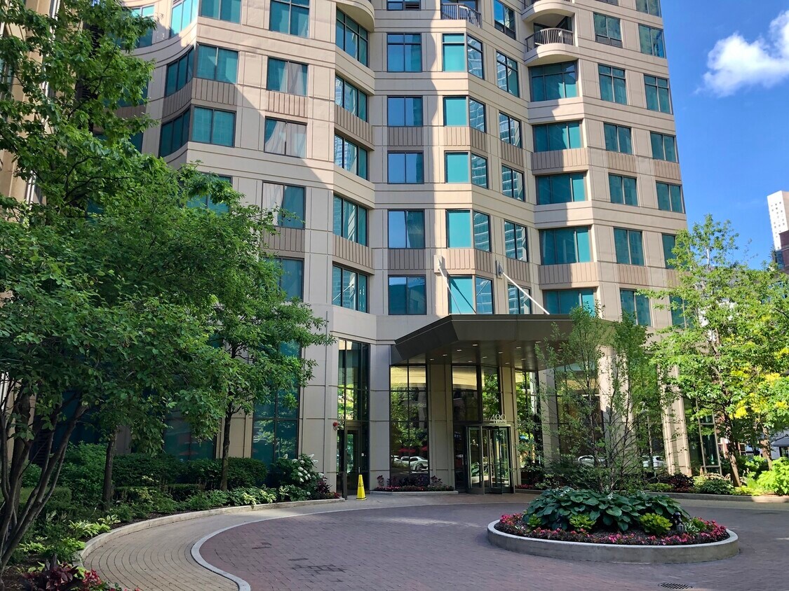 Primary Photo - 400 N La Salle Dr