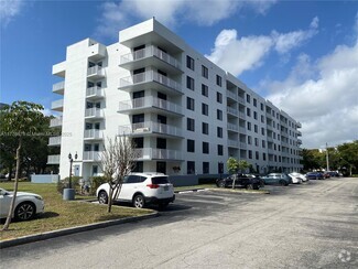 Building Photo - 901 Hillcrest Dr
