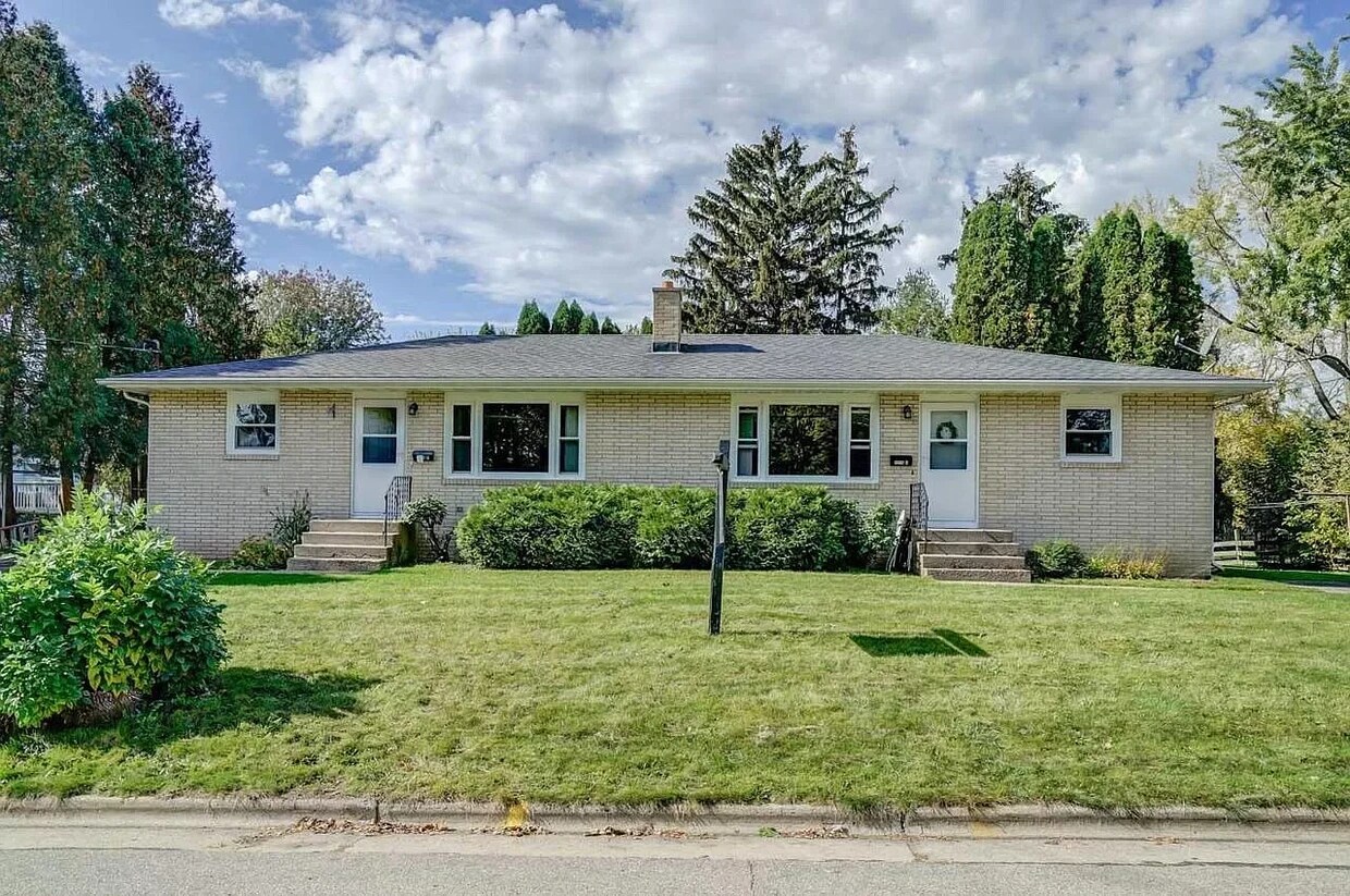 5215 Wallace Ave Unit A, Monona, WI 53716 Apartments in Monona, WI