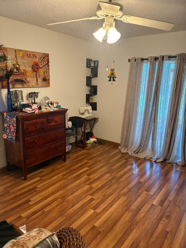 Foto del edificio - 4112 West St