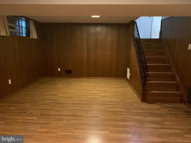 Building Photo - 18 Hillary Way