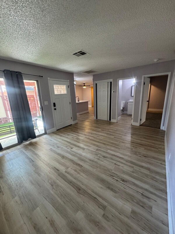 Foto del edificio - 457 N Lamb Blvd