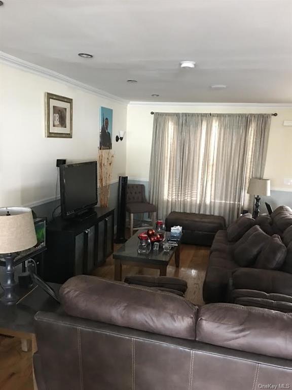 Foto del edificio - 4445 Byron Ave