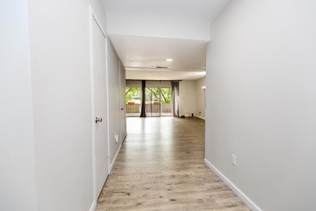 Foto del edificio - 725 Peninsula Ct
