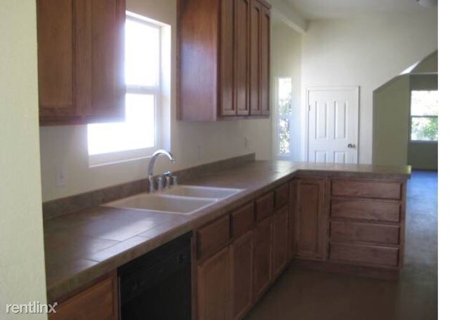 Building Photo - 6 br, 3 bath House - 1492 Salem st