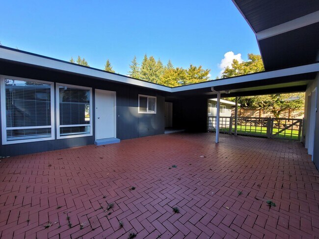 Building Photo - Located on well known 92nd Ave Clyde Hill.