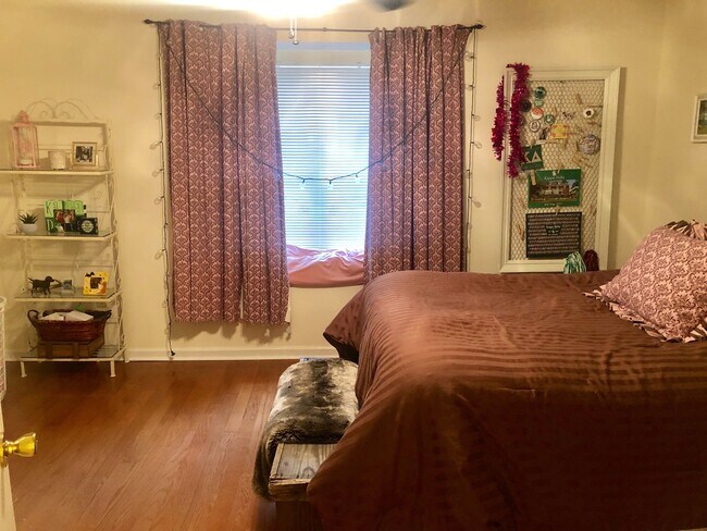 Foto del edificio - Cute cottage next to campus!