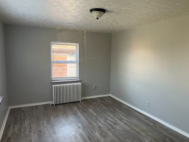 Foto del edificio - Spacious, Newly Updated 1-Bed Near UC & Downtown — Off-Street Parking, Radiant Heat
