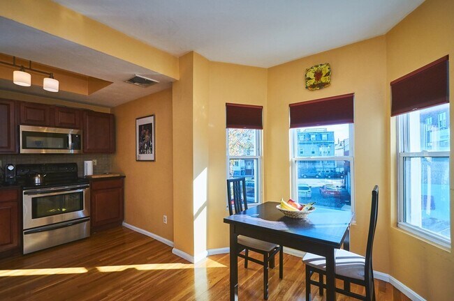 Building Photo - 10 Boston St