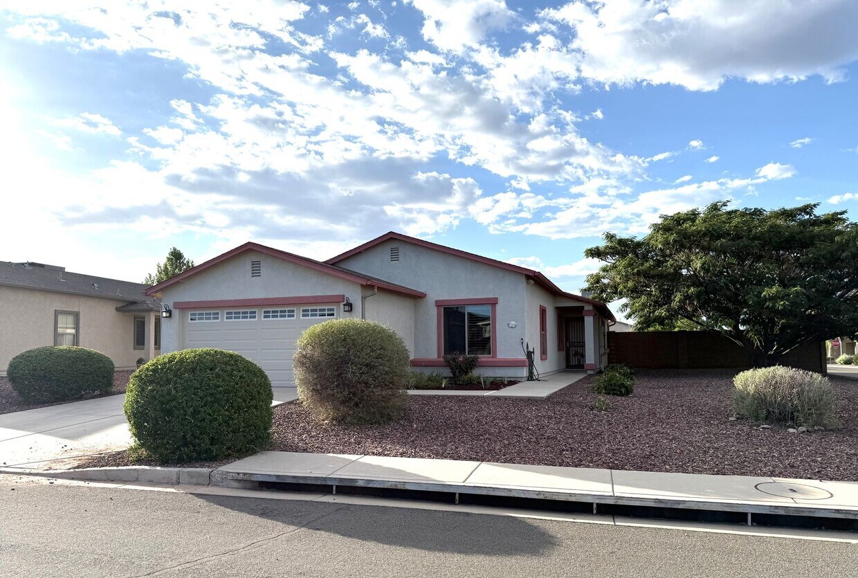 Foto principal - Great home in Chino Valley COMING SOON!