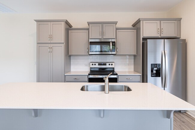 Foto del edificio - 3 Bedroom Townhome Main Street Pineville - AVAILABLE JUNE 2026