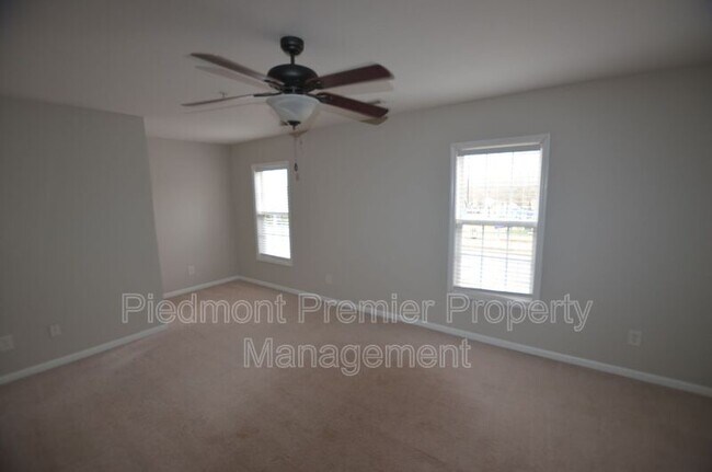 Building Photo - 119 Oak Wind Dr