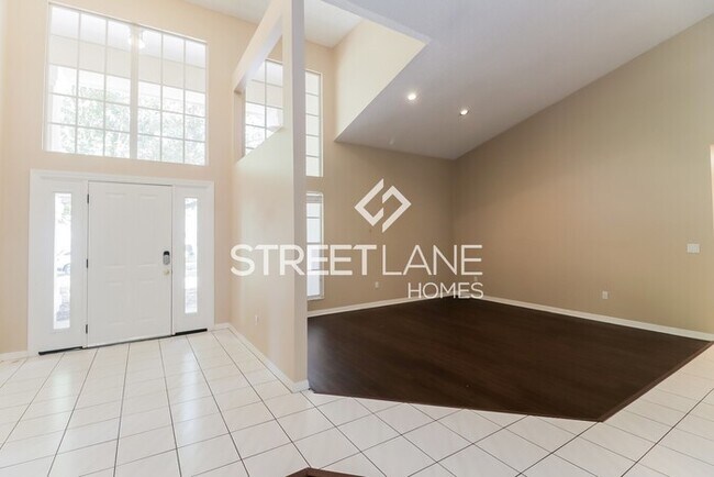 Building Photo - Spacious 4 bedroom home with a POOL in Tamp!