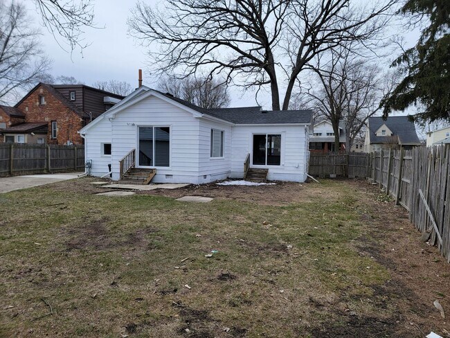 Building Photo - Beautiful 3 Bedroom 1 Bathroom Home in Red...