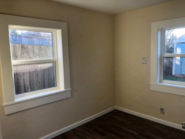 Building Photo - UPDATED HOUSE, LARGE YARD & TONS OF CHARM!...