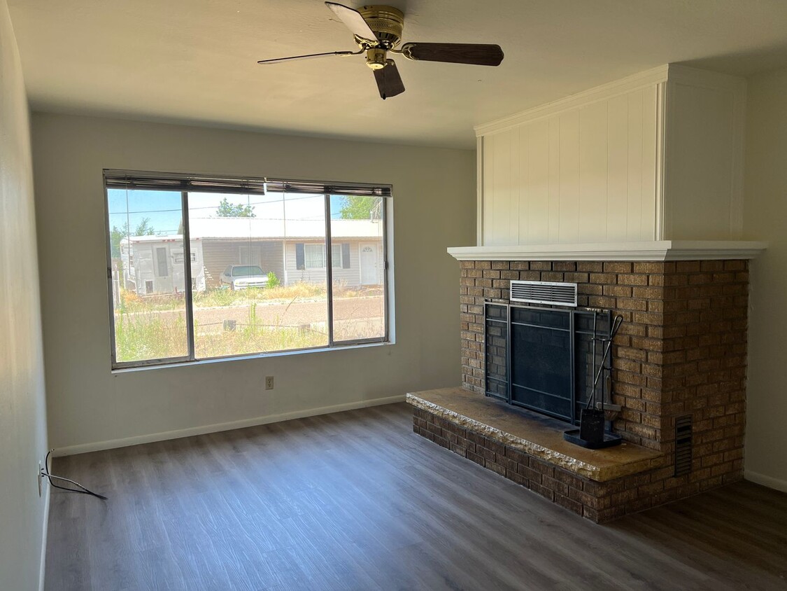 Primary Photo - 2bed/1 bath duplex unit