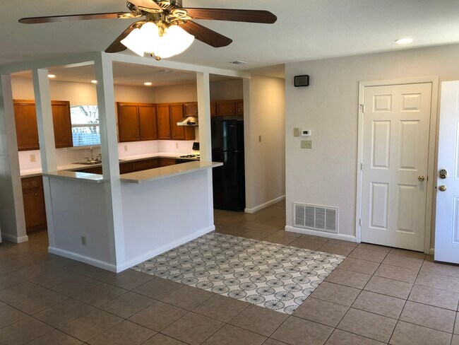 Sala de estar/Cocina - 2409 Glen Springs Way