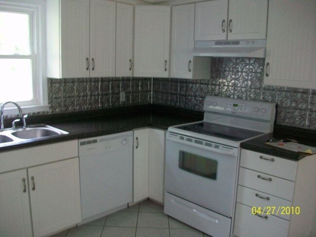 Building Photo - 104 Poplar St
