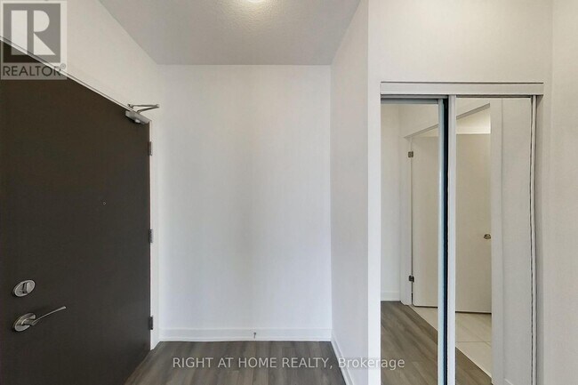 Photo du bâtiment - 550 N Service Rd