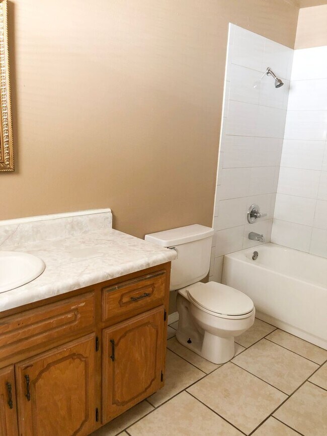 Building Photo - Cozy 3B/2B Home Available to Rent Now!